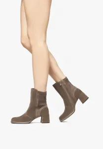 Ботильоны Nerogiardini, Spago