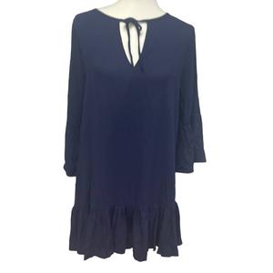 Женское длинное платье-плиссе с завязками спереди и рукавами-колокольчиками в темно-синем цвете Draper James