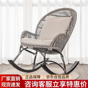 Дизайнерское плетеное кресло-качалка с эргономичной спинкой и комплектом мягких подушек