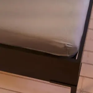 Простыня на резинке Kayori Saiko Premium Jersey, мокко, 120-130x200-220 см, для матрасов высотой до 35 см, не требует глажки, простая в уходе. Three Lilies B.V.