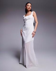 Эксклюзивное хлопковое платье-макси Kaiia с асимметричным прозрачным подолом, отделкой на груди и вышивкой в ​​стиле бродери, белого цвета