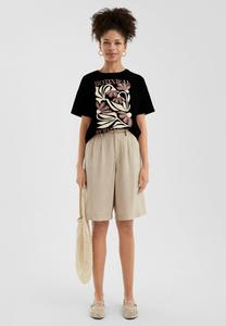 Футболка QS MIT ÜBERSCHNITTENER SCHULTER, Schwarz/Black