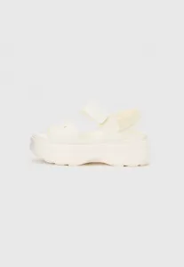 Сандалии на платформе soho с y-образным ремешком Crocs, Chalk