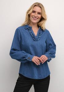 Блуза Cream, синие джинсы