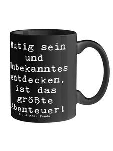 Кружка, исследующая неизведанные места, с надписью на черном фоне Mr. & Mrs. Panda