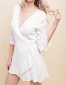 Ромпер с рюшами и запахом в белом цвете Honey Punch