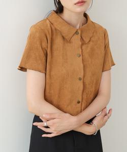 Светлая замшевая рубашка с короткими рукавами, свободного кроя.