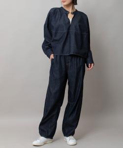 Укороченная рубашка из джинсовой ткани плотностью 6 унций с неоднородной текстурой, растягивающаяся в двух направлениях.