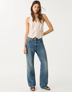 Джинсы Stradivarius Petite d92 прямого кроя с широкими штанинами, очень тёмно-синего цвета с эффектом потертости