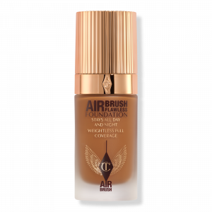 Безупречная тональная основа, нанесенная аэрографом Charlotte Tilbury, 13 Warm (deep with warm undertones)