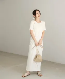 Платье с короткими рукавами, выполненное в ребристой вязке, с многослойным кроем.