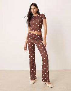 Расклешенные брюки в коричневый горошек Asos Design