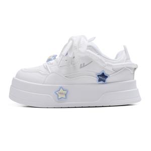 Женские белые легкие скейтерские кроссовки Warrior Lightweight Height Increasing Low Top