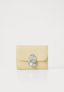 Кошелек LOCK SLOUCHY TRIFOLD Calvin Klein, серый