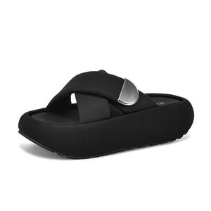 Резиновые износостойкие тапочки-слайды женские DAPHNE, Silver