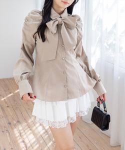 Персиковая рубашка с ленточкой, заправленная в брюки