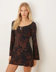 Платье-трапеция ASOS DESIGN с длинными рукавами, круглым вырезом и красным абстрактным принтом