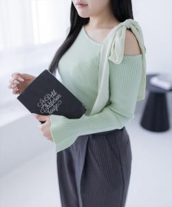 Вязаный топ на одно плечо с прозрачной лентой <<Новинка>>