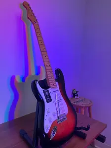 Fender Player Stratocaster для левши с грифом из клена 2019 - настоящее время - 3-цветный солнечный бур