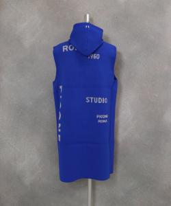 Длинный вязаный жилет с капюшоном