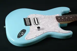 Fender MINT Limited Edition Tom Delonge Stratocaster, гриф из палисандра, цвет Daphne Blue 082