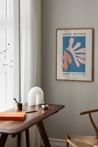 Плакат papiers découpés розово оранжевого цвета Postery, 50x70 см, бежевый