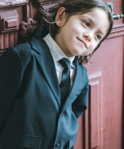 Выберите свой парадный галстук. Официальные аксессуары для церемоний поступления, выпускных, церемоний поступления в детский сад и выпускных вечеров. 2025AW