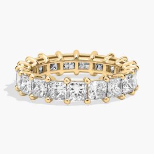 Кольцо Eternity с выращенным в лаборатории бриллиантом огранки «Принцесса» из желтого золота 14 карат (4 карата, двойной цвет — FG / VS2-SI1) Blue Nile