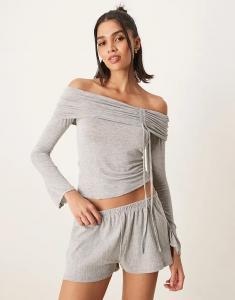 Топ Gina Tricot с открытыми плечами, отделкой в виде рюша и расклешенными рукавами из светло-серого меланжа