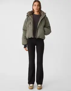 Пуховик Stradivarius с капюшоном цвета хаки