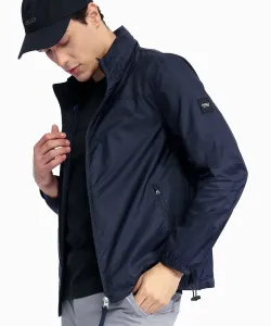 Водоотталкивающая, легкая, компактная нейлоновая куртка с капюшоном, который можно убрать.