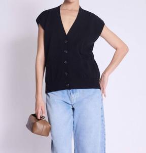 Кардиган Gustave без рукавов с V-образным вырезом и пуговицами в черном цвете Berenice