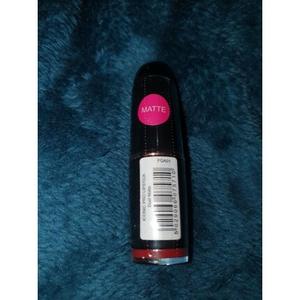 Губная помада New Revolution Iconic Pro Duel Matte Red Fqa01 в запечатанном виде, Makeup Revolution