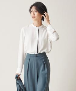 Блузка с воротником-стойкой из атласа и амунзена на спине