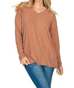 Женский вязаный топ с V-образным вырезом и зигзагообразным узором, цвет camel White Birch