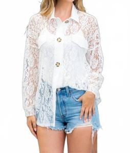 Белая блузка с длинными рукавами и кружевной отделкой на пуговицах Shewin