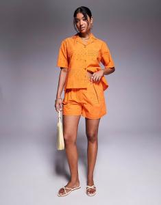 Короткие шорты ришелье в оранжевом цвете River Island