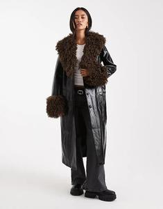Виниловый тренч от Miss Selfridge с отделкой из искусственного меха, черный