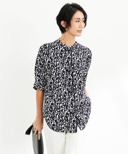 Блузка Amunzen с атласной спинкой, рукавами 5/8 и воротником-стойкой.