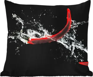 Подушка для улицы - Чили-перец - Натюрморт - Вода - Черный - Красный - 40x40 см - Водонепроницаемая - Подушка для отдыха - Подушка - Внутренняя обивка с изображением MuchoWow
