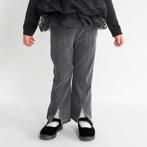 Расклешенные джинсовые брюки на флисовой подкладке с разрезами.