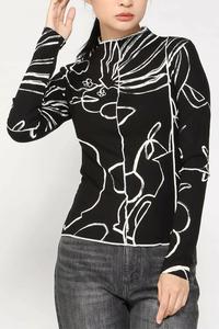 Футболка с силуэтом вазы