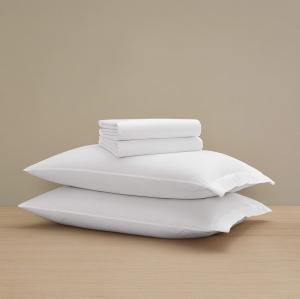 Комплект простыней H by Frette из классического клетчатого сатина (двуспальный) — роскошный комплект постельного белья белого цвета. В комплект входят наволочки, верхняя простыня и простыня на резинке.