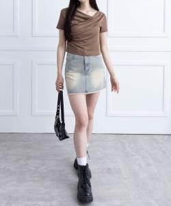 Топ с короткими рукавами и драпировкой, сшитый по фигуре.