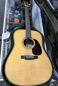 Martin D-28 Billy Strings Signature Dreadnought, верх из ели, спинка и стороны из розового дерева с жестким футляром