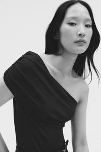 Драпированное боди на одно плечо H&M, черный