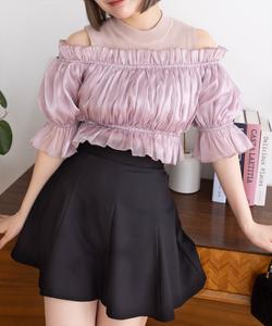 Вязаный топ с открытыми плечами и тканевой отделкой