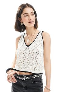 Контрастный топ-майка Miss Selfridge, связанный крючком, кремового цвета