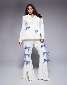 Приталенный пиджак ASOS LUXE Curve кремового цвета с джинсовыми бантами