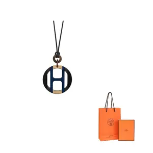 HERMES Кулон для женщин коричневый